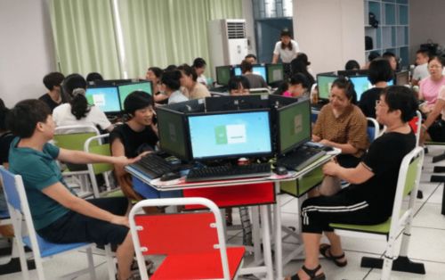 提升信息技術(shù) 助力專業(yè)成長——教師校本培訓之希沃課件制作與使用專題研修